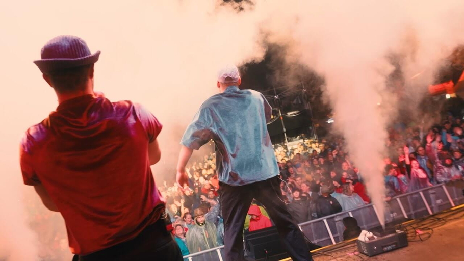 Musiker auf der Bühne in Nebel gehüllt