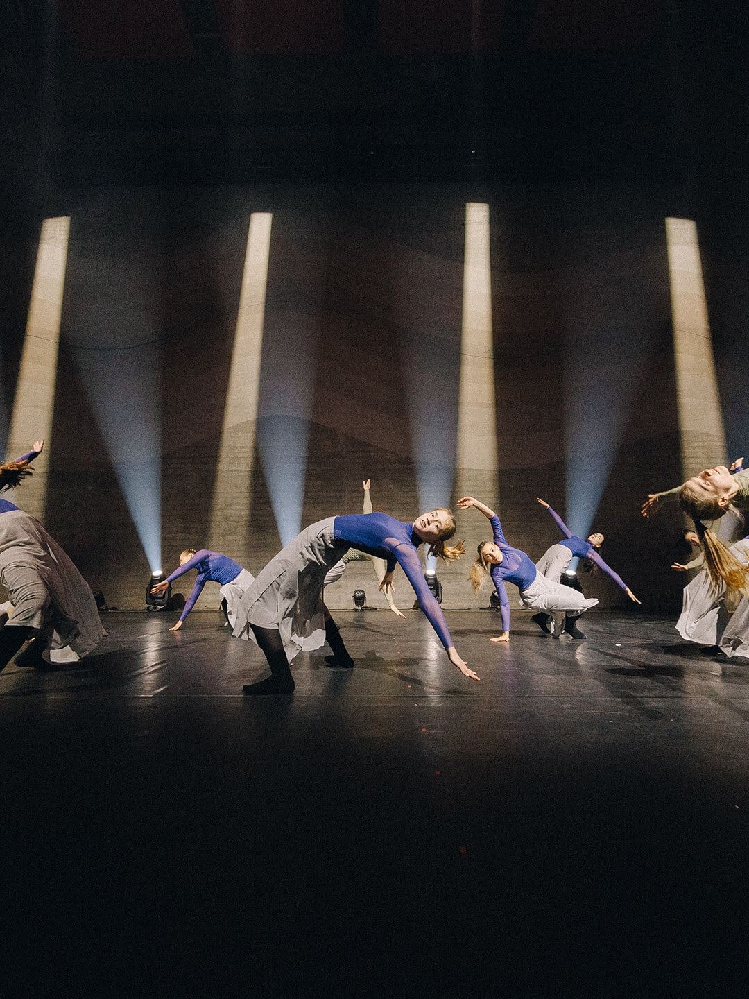 Tanzende Mädchen mit eindrucksvoller Beluchtung auf der Bühne
