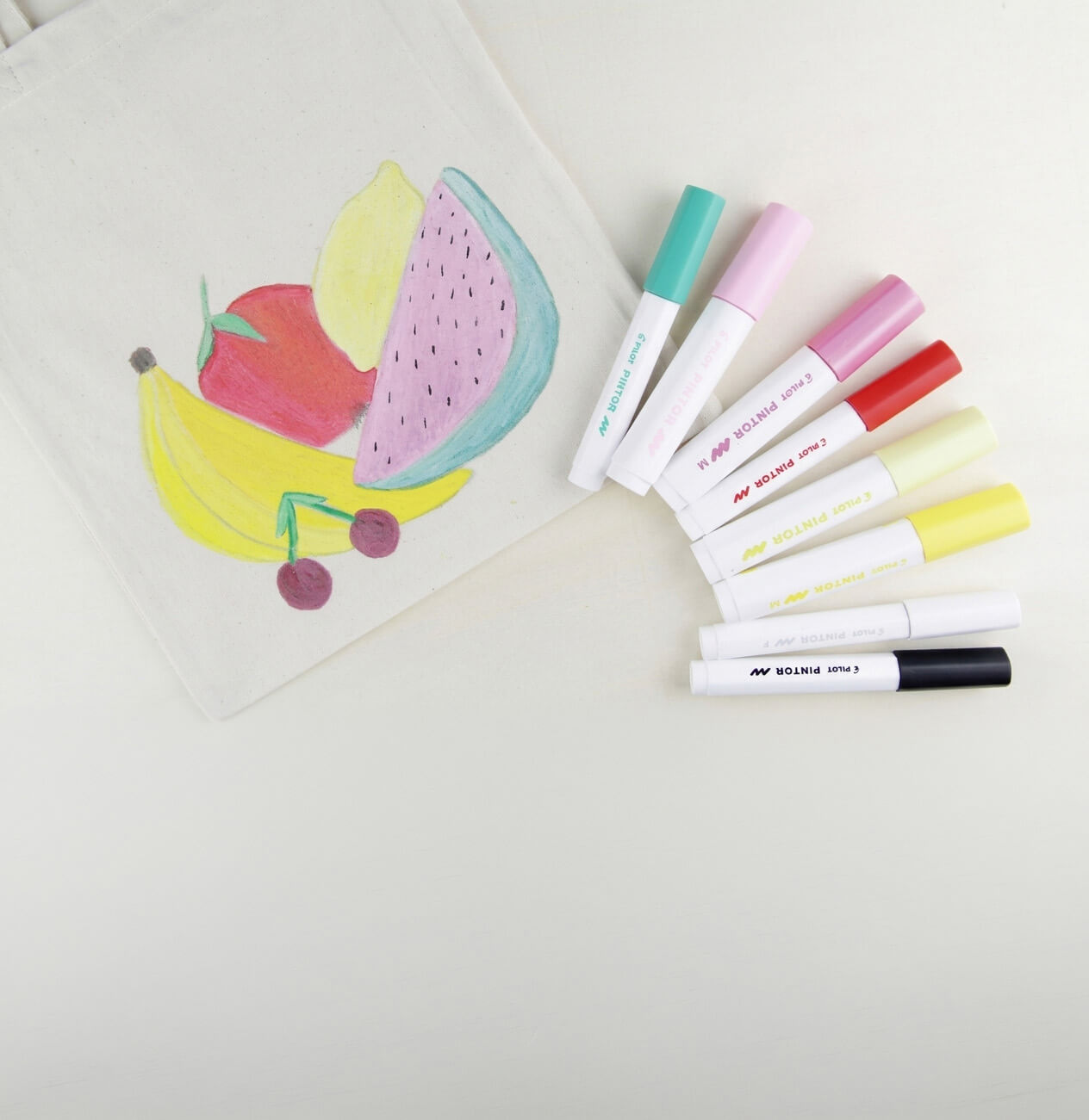 Bundstifte und eine Stofftasche liegen auf dem Tisch