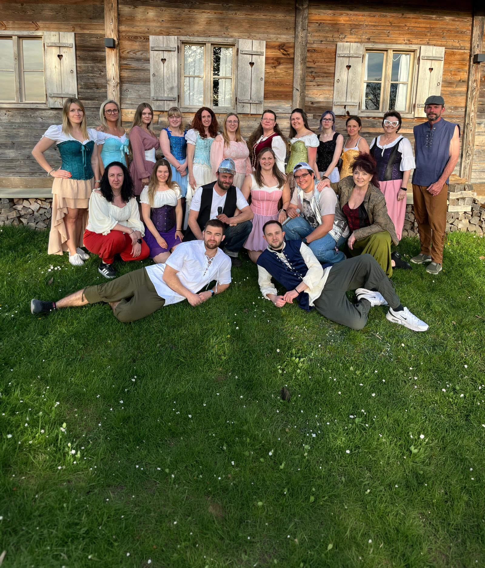 Gruppe liegt auf der Wiese für ein Gruppenfoto